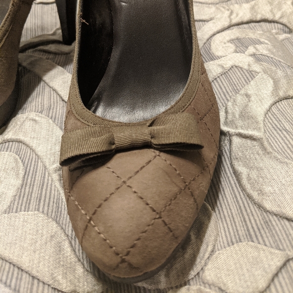 Nine West size 8 tan suede Alvar pumps - Picture 4 of 9